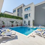 Luxury Blue Sky, Private Pool, Breakfast * Ποντστράνα