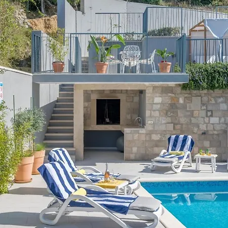 Luxury Blue Sky, Private Pool, Breakfast 别墅