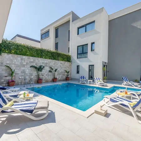 Luxury Blue Sky, Private Pool, Breakfast * 珀德垂那