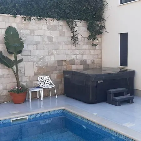 Luxury Blue Sky, Private Pool, Breakfast 珀德垂那