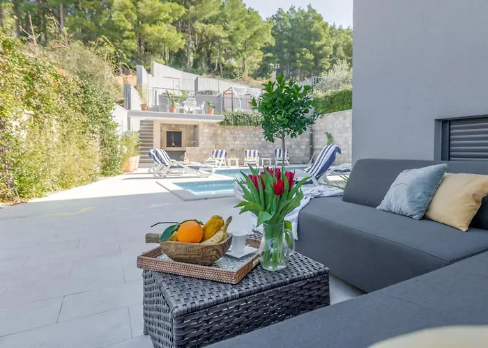 Вилла Luxury Blue Sky, Private Pool, Breakfast Подстрана